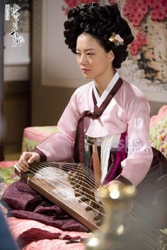 Moon Chae-rim as Jung-hyang playing the gayageum